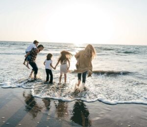 משפחה בים בזמן חופשה משפחתית במלון בתל אביב